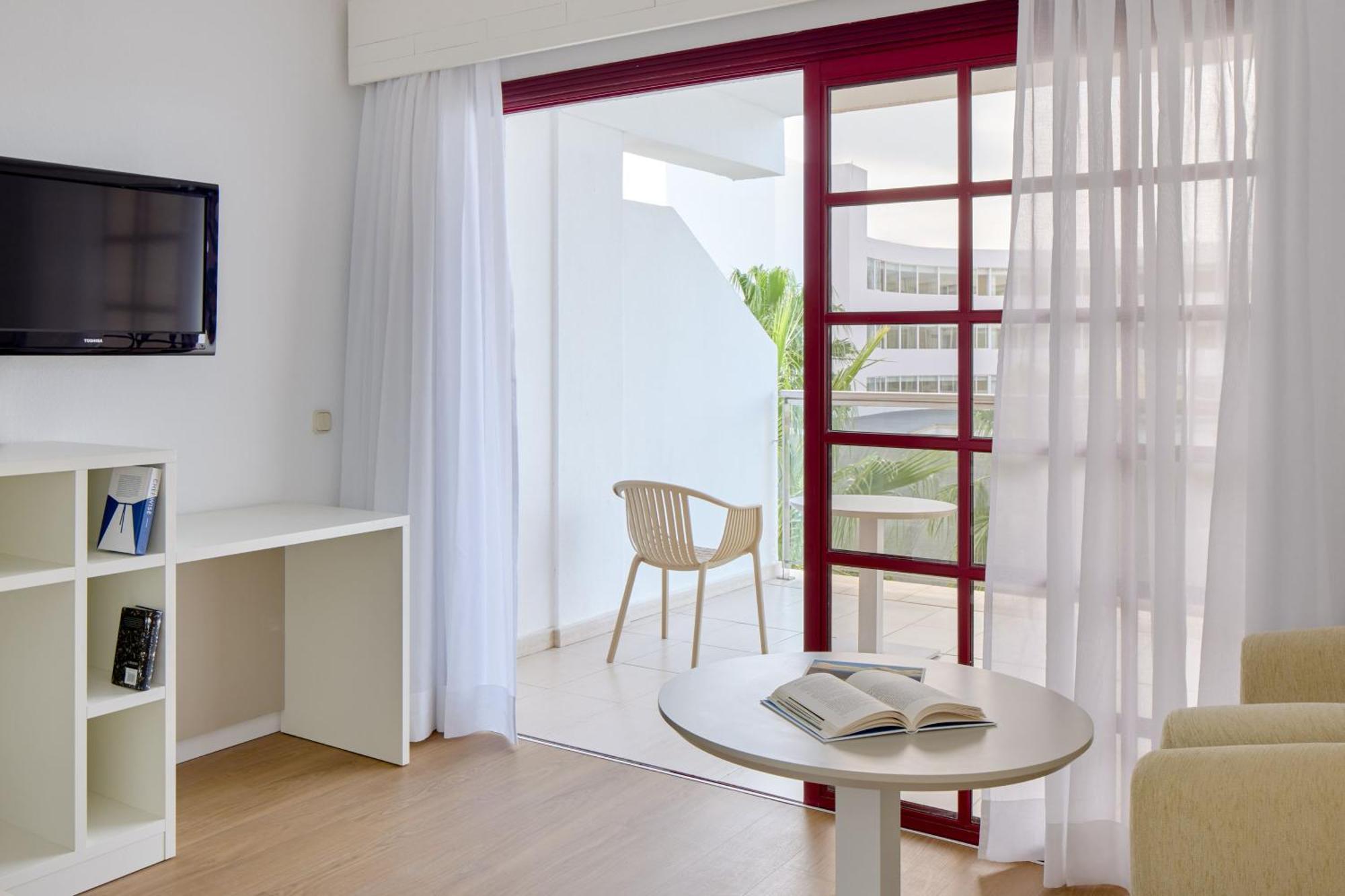 Studio mit seitlichem Meerblick
